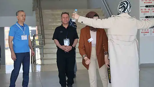 Bu okulda TYT'ye girenler 40 yaşında, geç kalanların heyecanı güldürdü