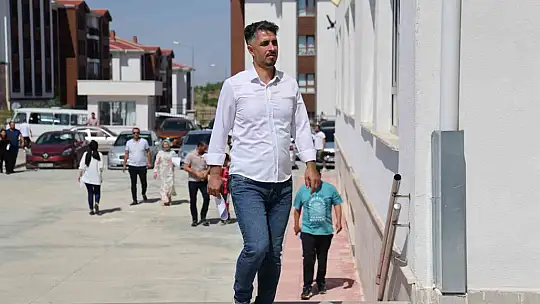 Bu okulda TYT'ye girenler 40 yaşında, geç kalanların heyecanı güldürdü