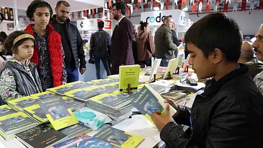 Çadır kentte 13 yaşında kitap yazdı