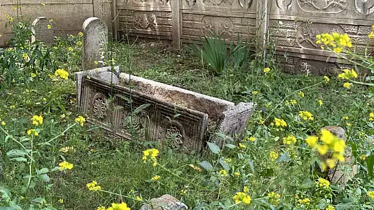 Cami avlusundaki 200 yıllık tarihi mezarlar gün yüzüne çıkarılmayı bekliyor