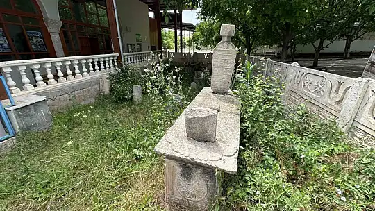 Cami avlusundaki 200 yıllık tarihi mezarlar gün yüzüne çıkarılmayı bekliyor
