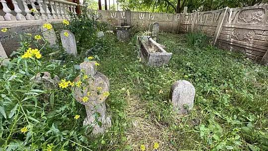 Cami avlusundaki 200 yıllık tarihi mezarlar gün yüzüne çıkarılmayı bekliyor