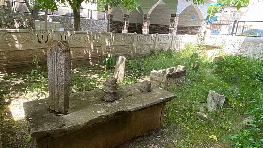Cami avlusundaki 200 yıllık tarihi mezarlar gün yüzüne çıkarılmayı bekliyor