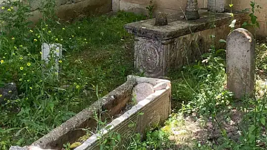 Cami avlusundaki 200 yıllık tarihi mezarlar gün yüzüne çıkarılmayı bekliyor