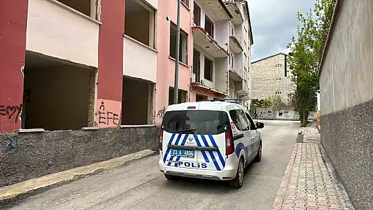 Canını hiçe sayarak girdiği ağır hasarlı binanın penceresinden düştü