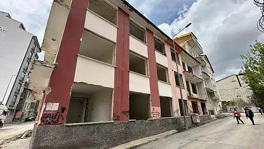 Canını hiçe sayarak girdiği ağır hasarlı binanın penceresinden düştü
