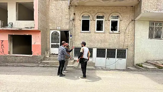 Canını hiçe sayarak girdiği ağır hasarlı binanın penceresinden düştü