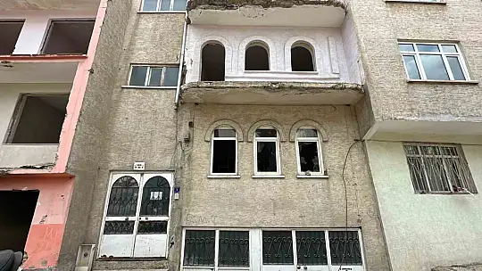 Canını hiçe sayarak girdiği ağır hasarlı binanın penceresinden düştü