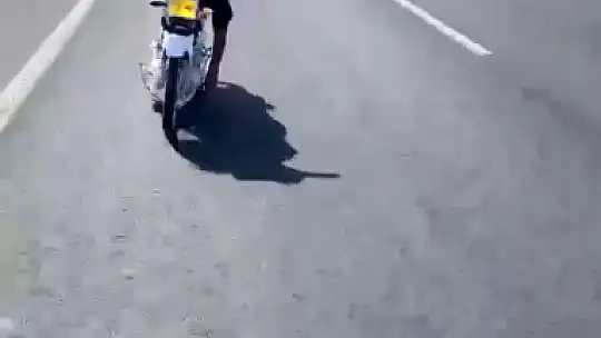 Canını hiçe saydı, motosikleti yatarak sürdü