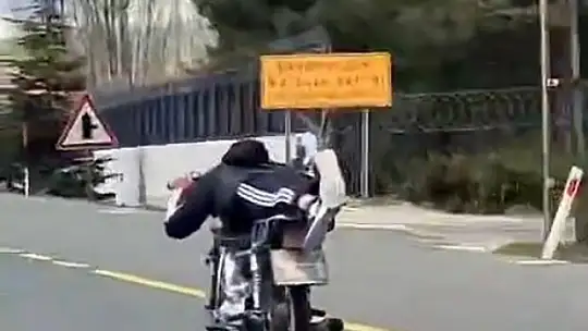Canını hiçe saydı, motosikletin üzerine uzanarak seyretti