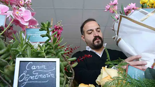 Çiçekçilerde '24 Kasım Öğretmenler Günü' mesaisi
