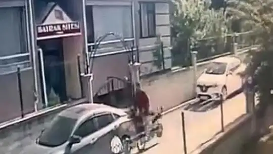 Çocuğu ile bindiği elektrikli bisikletle park halindeki araca çarptı