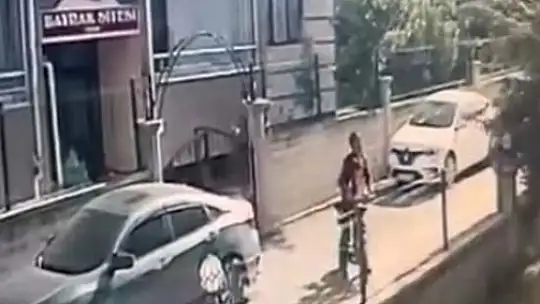 Çocuğu ile bindiği elektrikli bisikletle park halindeki araca çarptı