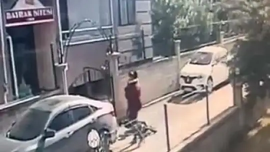 Çocuğu ile bindiği elektrikli bisikletle park halindeki araca çarptı