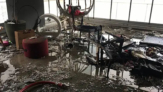 Çocuğun düşürdüğü ısıtıcı camla kapatılan balkonu küle çevirdi: 4 yaralı