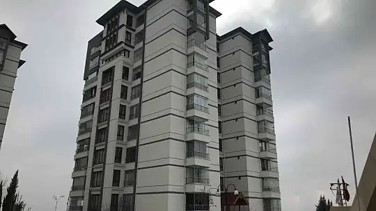 Çocuğun düşürdüğü ısıtıcı camla kapatılan balkonu küle çevirdi: 4 yaralı