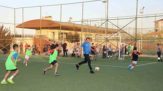 Çocuklar Başkan Şerifoğulları'nı 'Büyük Başkan' sloganlarıyla karşıladı