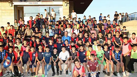 Çocuklar Başkan Şerifoğulları'nı 'Büyük Başkan' sloganlarıyla karşıladı