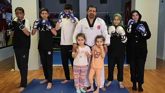 Çocukları kötü alışkanlıklardan uzak tutmak için ücretsiz eğitimler veriyor