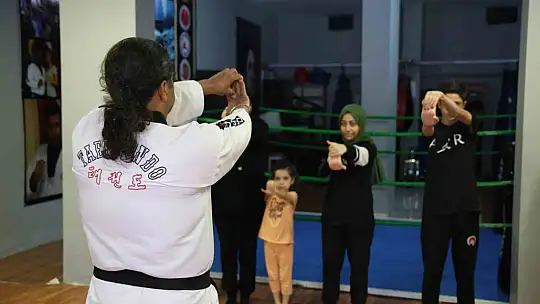 Çocukları kötü alışkanlıklardan uzak tutmak için ücretsiz eğitimler veriyor