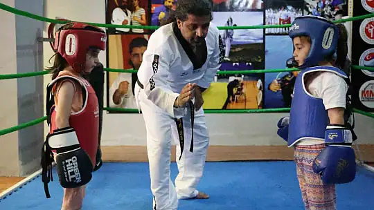 Çocukları kötü alışkanlıklardan uzak tutmak için ücretsiz eğitimler veriyor