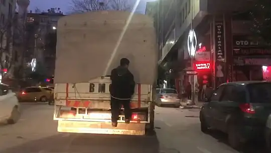 Çocukların tehlikeli oyunu kameralara yansıdı