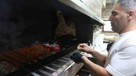 Dar gelirlinin dostu esnaf: Burada yemekler 4'te bir fiyatına