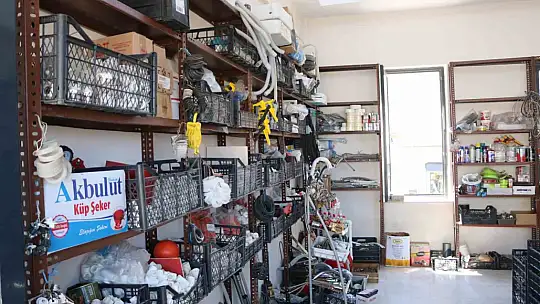 Deprem sonrası çok sevdiği ilçeyi terk etmedi, 3 yıldır konteynerde hizmet veriyor