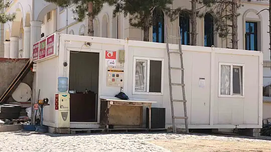 Deprem sonrası çok sevdiği ilçeyi terk etmedi, 3 yıldır konteynerde hizmet veriyor