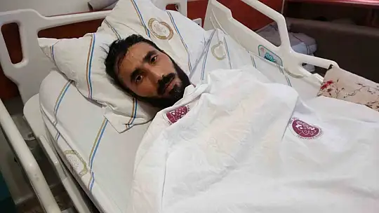 Depremde eşini kaybeden ve kendi enkaz altından çıkartılan depremzede, 'Sanki bir rüzgar geldi evi götürdü'