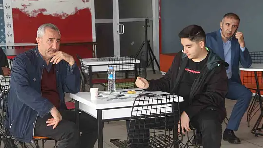 Depremde hayatını kaybeden öğrencilerinden bu bayram mesaj gelmedi, göz yaşlarına boğuldu