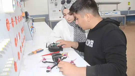 Depremden dolayı yarım kalan hayalini Elazığ'da gerçekleştirdi, güneş enerjili yarış dronu yaptı
