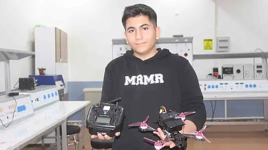 Depremden dolayı yarım kalan hayalini Elazığ'da gerçekleştirdi, güneş enerjili yarış dronu yaptı