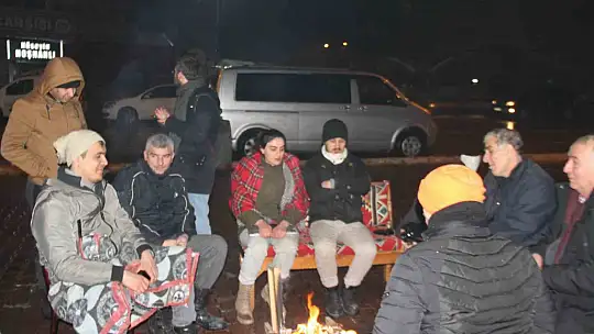 Depremden etkilenen Malatyalılar akşamı dışarıda geçiriyor
