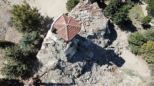 Depremin en dikkat çeken görüntüsü Elazığ'dan: 8 katlı bina yıkıldı, çatısı tek kolon üzerinde kaldı