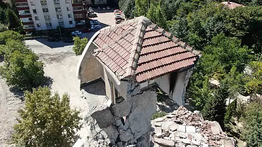 Depremin en dikkat çeken görüntüsü Elazığ'dan: 8 katlı bina yıkıldı, çatısı tek kolon üzerinde kaldı