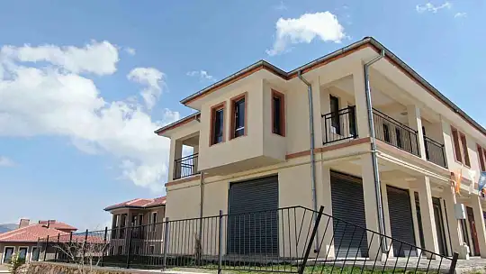 Depremin merkez üssünde göl manzaralı TOKİ konutları dikkat çekiyor
