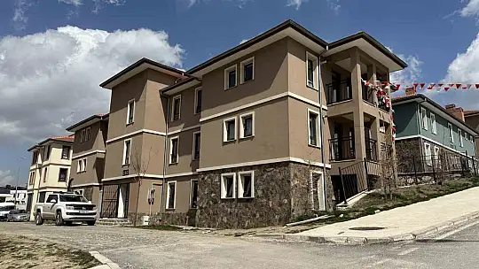 Depremin merkez üssünde göl manzaralı TOKİ konutları dikkat çekiyor