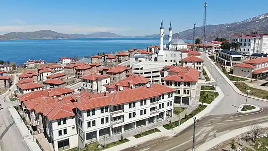 Sivrice'de göl manzaralı deprem konutları tamamlandı