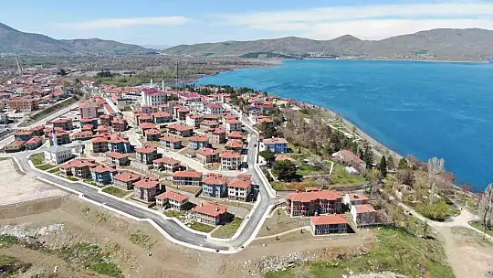 Sivrice'de göl manzaralı deprem konutları tamamlandı