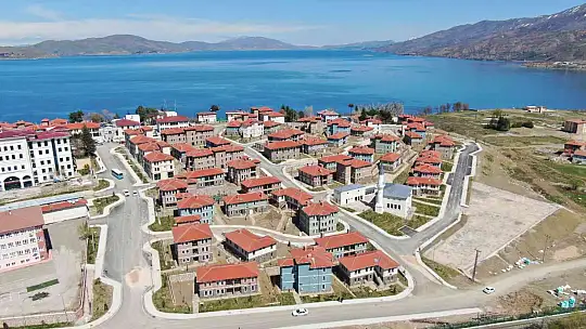 Sivrice'de göl manzaralı deprem konutları tamamlandı