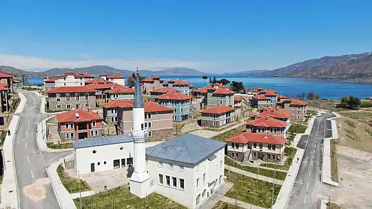 Sivrice'de göl manzaralı deprem konutları tamamlandı