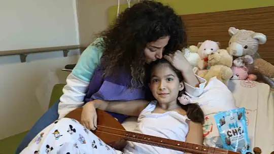 Depremin simgesi Yağmur'un en büyük hayali gerçekleşti, sanatçı Deniz Toprak ile düet yaptı