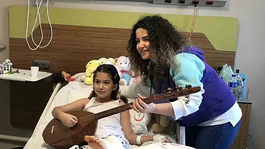 Depremin simgesi Yağmur'un en büyük hayali gerçekleşti, sanatçı Deniz Toprak ile düet yaptı