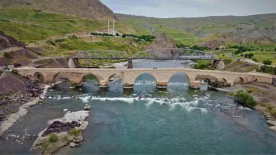 Depremlere meydan okuyan tarihi Palu Köprüsü ilk günkü ihtişamını koruyor