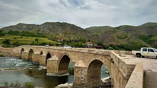 Depremlere meydan okuyan tarihi Palu Köprüsü ilk günkü ihtişamını koruyor