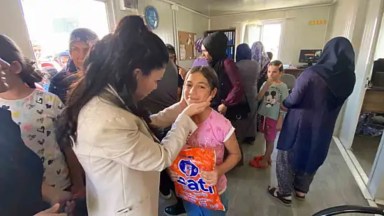 Depremzede akranlarına kırtasiye yardımında bulunan öğrenciden yüreklere dokunan sözler
