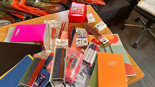 Depremzede akranlarına kırtasiye yardımında bulunan öğrenciden yüreklere dokunan sözler