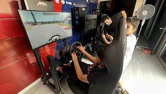 Depremzede çocuklar mobil simülatör ile eğlendi
