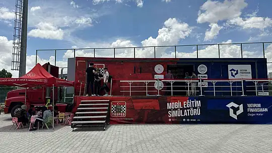 Depremzede çocuklar mobil simülatör ile eğlendi